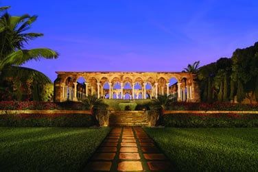 Des jardins inspirs de Versailles et ce clotre des Augustins du 12e sicle... Un cadre somptueux...