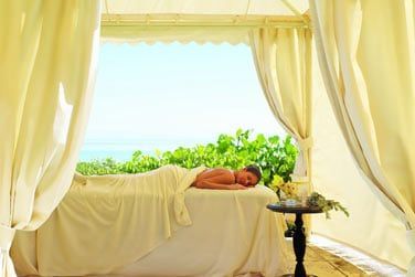 Sanctuaire discret de calme et de bien-tre, le spa vous propose des soins en extrieur