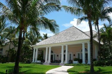 La rception de l'htel, au coeur de jardins verdoyants