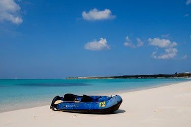 La plage de l'htel Paradise bay se prte  la pratique des sports nautiques