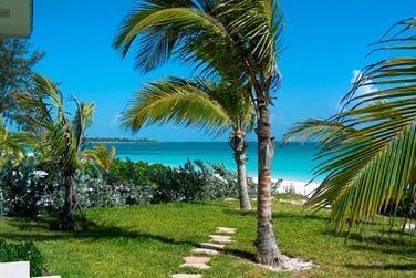 La plage de sable rose vous attend...