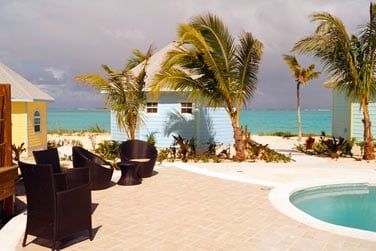 L'htel se compose de petits bungalows colors