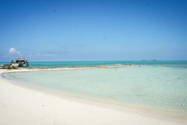 Bord par une sublime plage de sable blanc