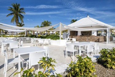 Le Beach Bar sera l'adresse parfaite pour un cocktail ou une salade frache...