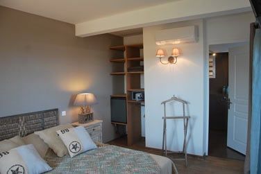 La maison se compose de 5 chambres dcores avec got