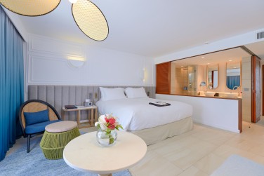 La chambre luxury est face  la mer avec vue jardin.