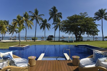 Profiter de cette magnifique piscine vue sur la plage.