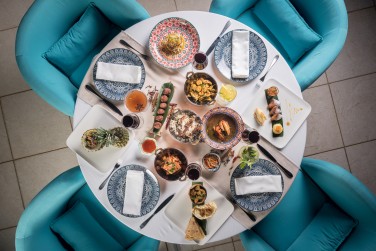 Faites voyager vos papilles autour de cette jolie table du restaurant gastronomique Jacaranda.