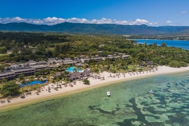 Dcouvrez cette sublime plage de sable fin idale pour se dtendre et profiter des couchers de soleil.