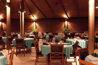 Le restaurant de l'htel ouvert sur l'extrieur