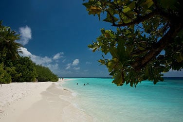 Une plage de sable blanc borde par un lagon turquoise