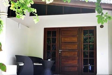 L'htel vous accueille en chambre plage ou en pilotis