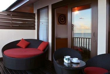 Depuis votre terrasse, profitez  toute heure du clapotis des vagues