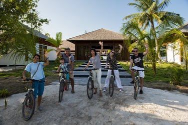 L'le d'Hanimadhoo se parcourt aussi  vlos !