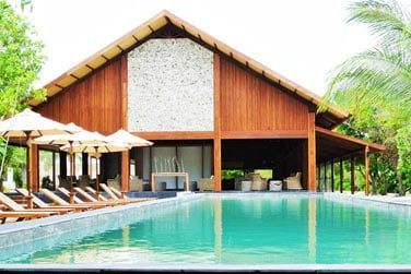 La piscine de l'htel,  deux pas de la plage