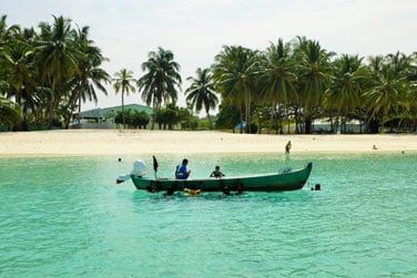 Partez explorer le petit village maldivien install sur l'le et rencontrez les locaux