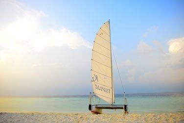 L'htel Biyadhoo Island Resort propose de nombreuses activits nautiques.