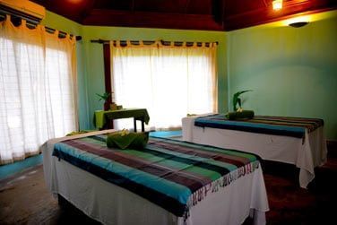 Il propose une approche holistique favorisant le bien-tre et utilisant des produits naturels.