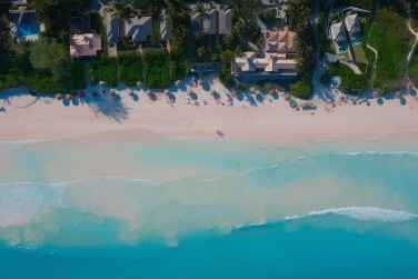 La plage de sable rose, l'une des plus belles du monde