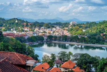 Immersion sensorielle haute en couleurs et en parfums dans la ville de Kandy