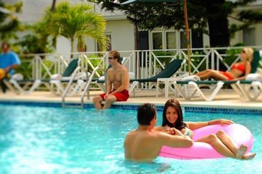 L'htel possde une piscine o vous pourrez vous dtendre aprs une belle journe de visite