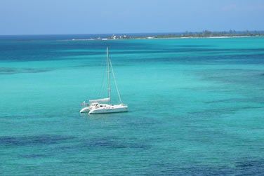 Pourquoi ne pas opter pour une sortie en catamaran sur les lagons turquoise des Bahamas ?