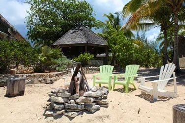 Pieds dans le sable dgustez un cocktail