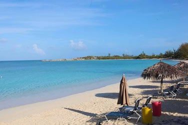 L'htel est bord par une trs belle plage de sable fin
