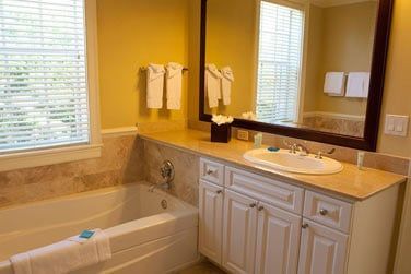 Salle de bain avec baignoire