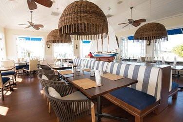 L'htel dispose de 2 restaurants situs sur la marina