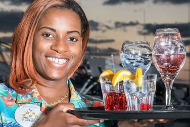 Ne manquez pas les cocktails tropicaux servis au bar de l'htel