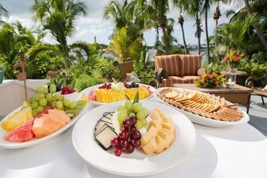 Le Reef Bar & Grill vous accueille sous les palmiers dans un cadre dcontract