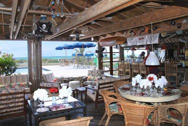 Ne passez pas  ct du fameux punch de Dronzi ! Un incontournable de la carte des cocktails !