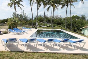 La piscine, le lieu parfait pour des heures de farniente au soleil