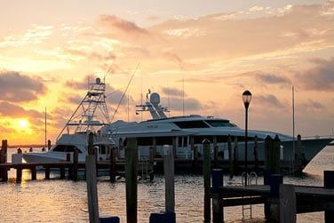 Embarquez  bord de l'un de ces bateaux et partez admirez le coucher de soleil sur la mer...