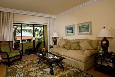 La suite Penthouse, lgamment dcore dans un style tropical