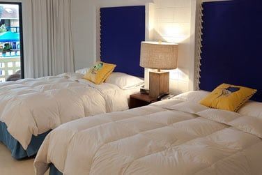 La chambre standard, entirement redcore dans un style pur et marin