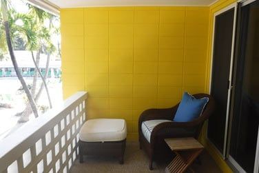 Le balcon de la chambre standard offrant une vue sur les jardins, la piscine et l'ocan