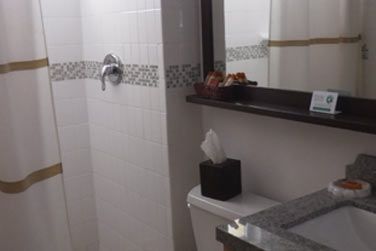 Salle de bain de la chambre standard