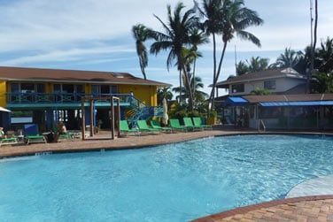 Farniente au soleil, au bord de la piscine de l'htel...