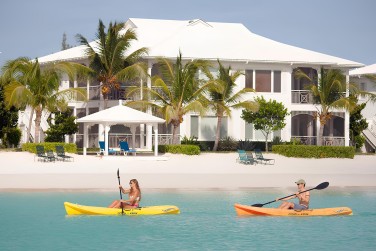 partez en kayak sur une palette de bleus infinie