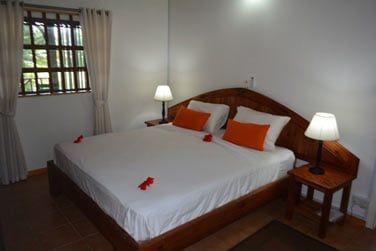 La chambre principale avec un grand lit