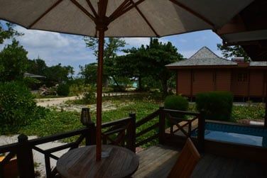 A l'extrieur, une vranda et une petite piscine privative