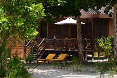 Construites en bois, les villas de 1,2 ou 3 chambres se fondent dans le paysage