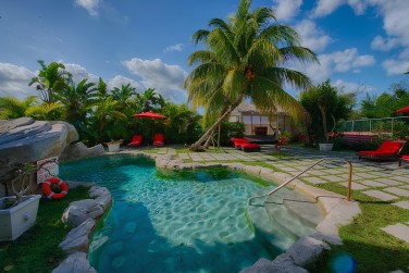 Profitez de la petite piscine de l'h�tel pour vous rafra�chir et vous d�tendre au soleil