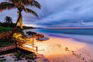 et profitez de la plage de sable rose � perte de vue