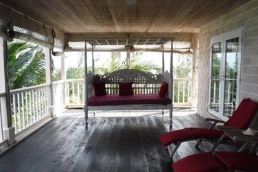 Profitez de la vue sur l'ocan depuis votre mridienne en teck...