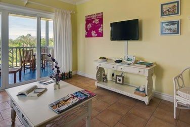 Le coin salon avec tlvision