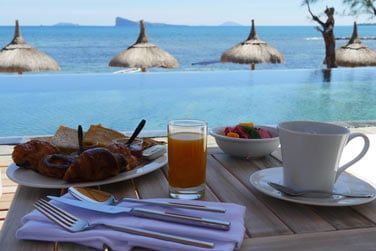 Petit djeuner face  cette belle vue sur le Coin de Mire  l'horizon