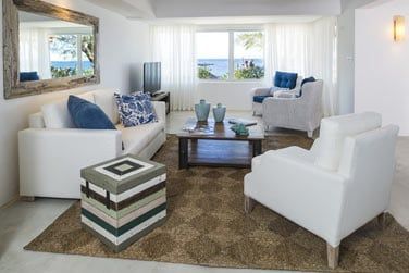 Confortable avec un design contemporain et lumineux